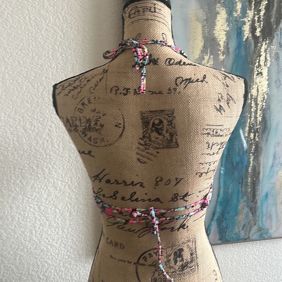 Victoria’s Secrets Bikini Top
34C
Gently used. 
Excellent Condition 
#89A - Picture 7 of 9